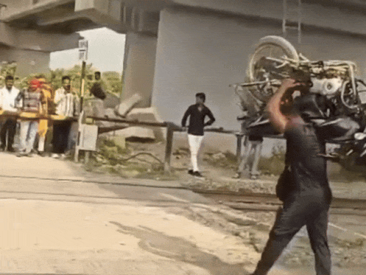 युवक ने कंधे पर बाइक उठाकर पार की रेलवे क्रॉसिंग,VIDEO:  झांसी में बाहुबल दिखाने के लिए बनाया वीडियो, सोशल मीडिया पर किया वायरल – Jhansi News