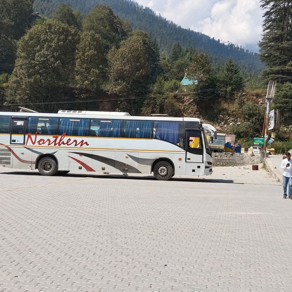 34 दिन बाद मनाली पहुंची वॉल्वो बसें:पर्यटन नगरी में लौटने लगी रौनक; भारी बारिश- सड़क टूटने के बाद कट गया था कनेक्शन