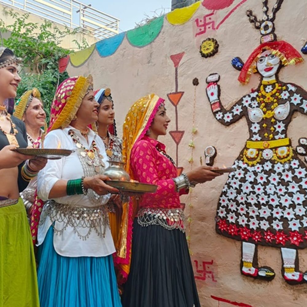 रोहतक में राज्य स्तरीय सांझी उत्सव का शुभारंभ:हरियाणवी कलाकार राघवेंद्र मलिक ने गाए लोकगीत, विजेताओं को मिलेगा इनाम