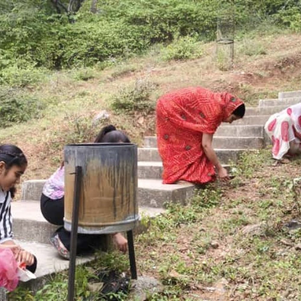 2500फीट ऊंची सेंड माता पहाड़ी पर गूंजा सफाई का संदेश:मंदिर मार्ग पर चलाया स्वच्छता ही सेवा अभियान