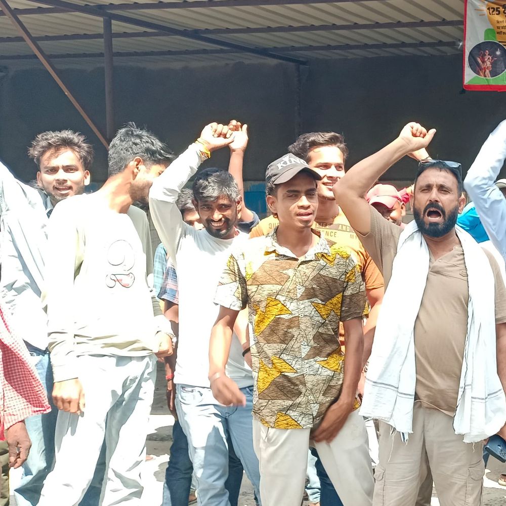 बिजली संकट से ग्रामीणों में रोष, कार्यालय का घेराव:बोले- जगह-जगह टूट कर गिर चुके तार, चंदे से कई बार ठीक कराया, समस्या बरकरार