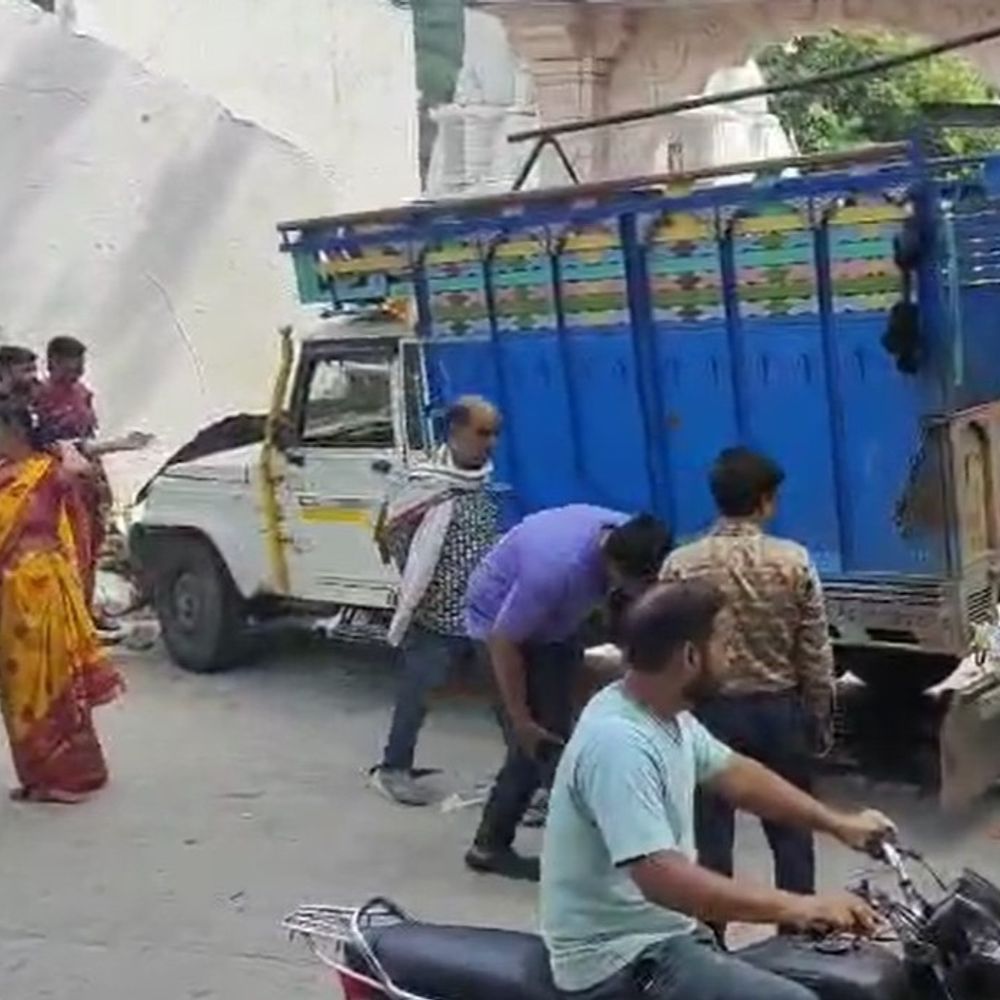 नाथद्वारा में बेकाबू पिकअप गाड़ी मंदिर की सीढ़ियों पर चढ़ी:हादसे में फूल माला बेच रही महिला गंभीर घायल; ड्राइवर फरार