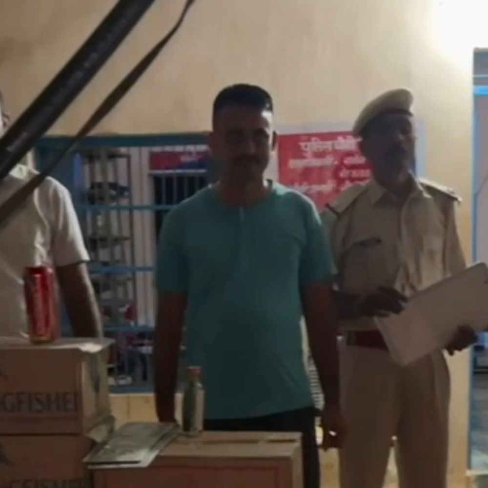 डूंगरपुर में शराब से भरी कार जब्त:29 कार्टन अवैध शराब बरामद, तस्कर फरार; आबकारी एक्ट में मामला दर्ज