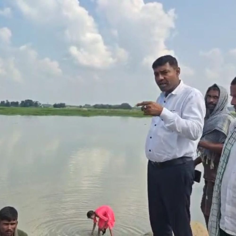 काली कोसी नदी में सरकारी नाव चालकों की मनमानी:छात्रों से अवैध वसूली, बेलदौर CO को दी शिकायत