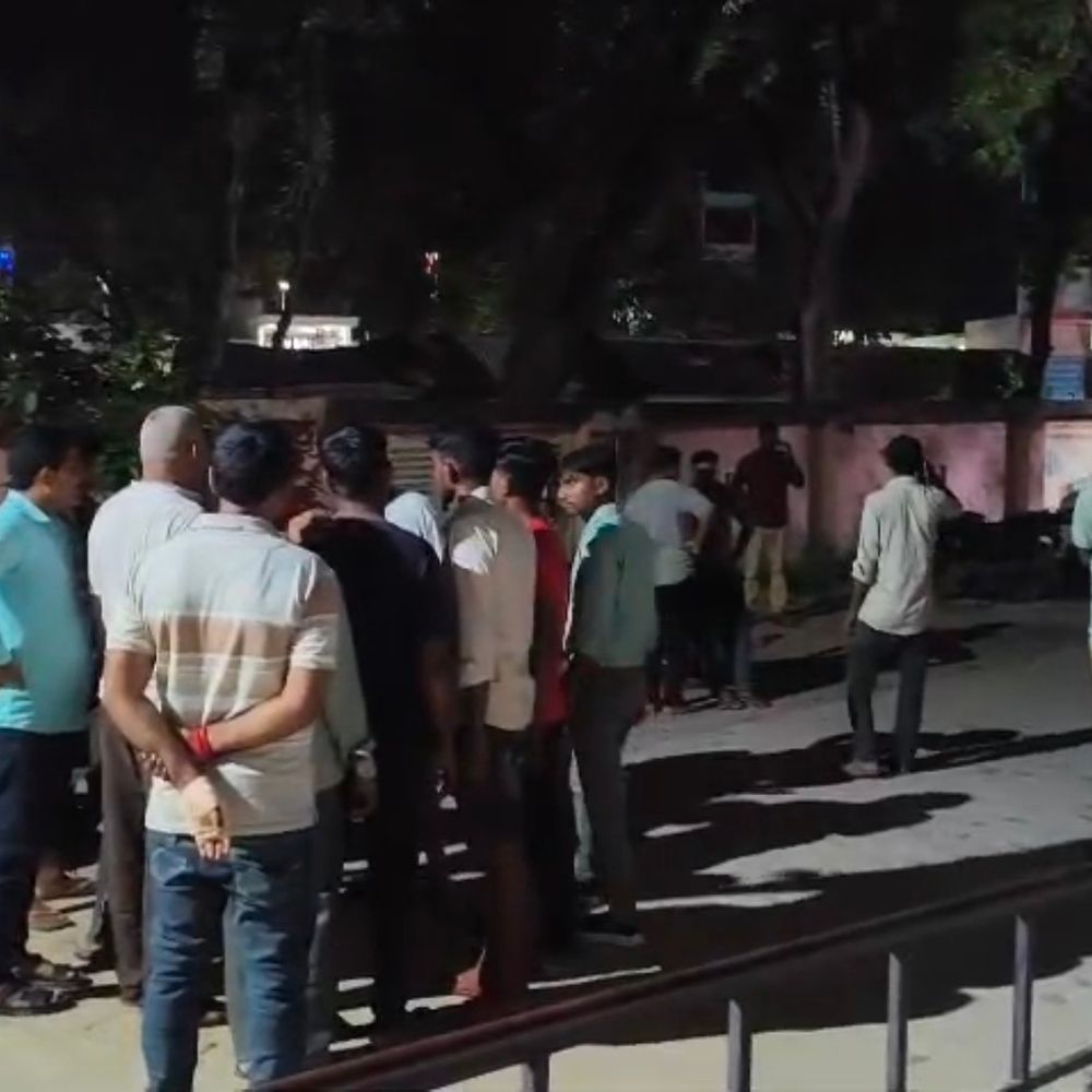 बिजली का खंभा गिरने से मजदूर की मौत:प्रतापगढ़ में हाइड्रा मशीन से खंभा लगाते समय हुआ हादसा
