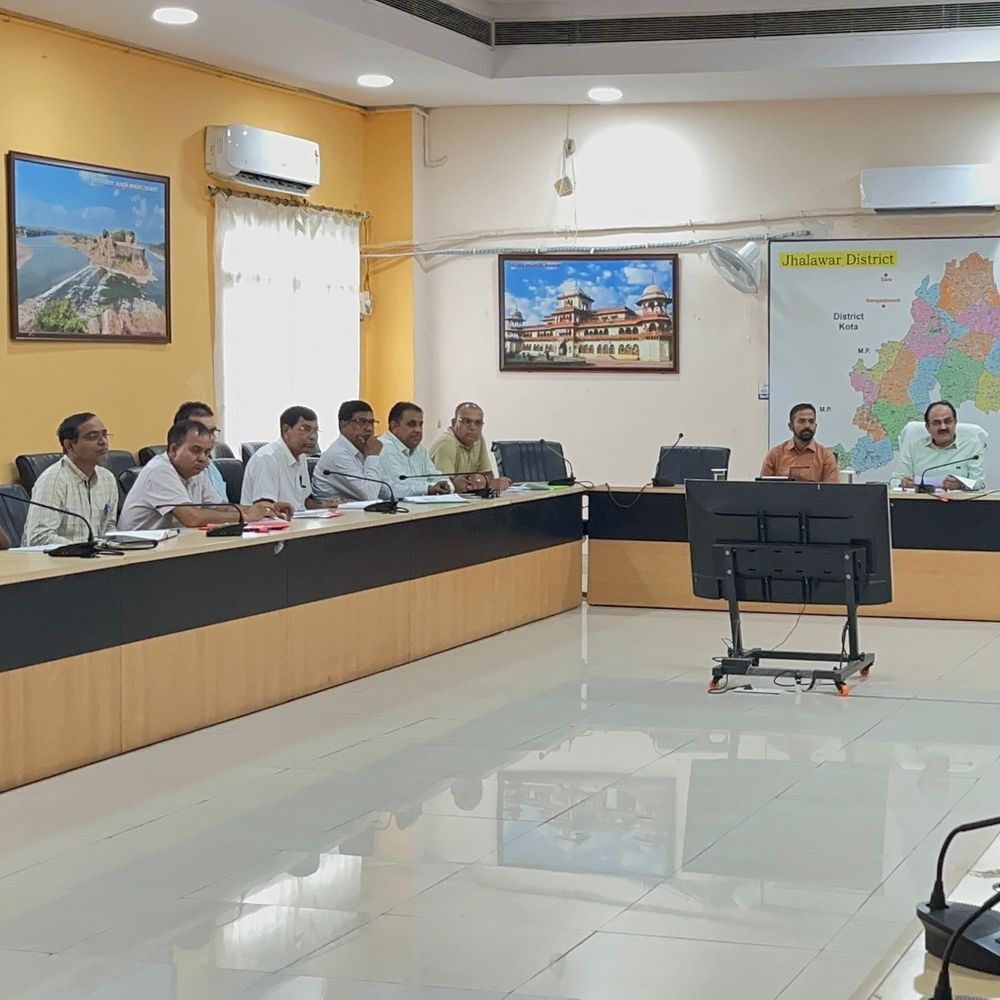 जिला कलेक्टर ने आवश्यक सेवाओं की समीक्षा की:शटडाउन से पहले उपभोक्ताओं को सूचना देने के निर्देश