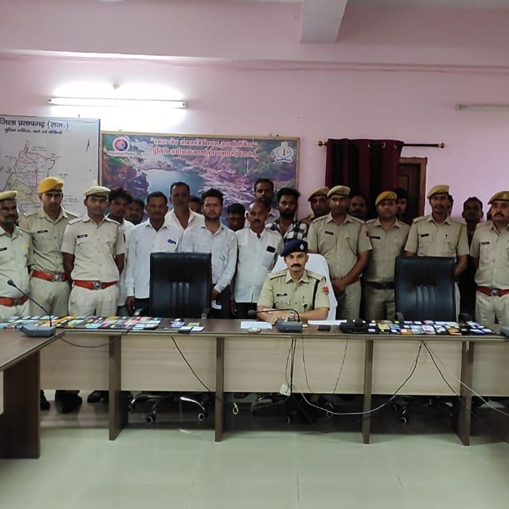 प्रतापगढ़ पुलिस ने 110 गुमशुदा मोबाइल बरामद किए किए:25 लाख रुपए के फोन मालिकों को लौटाए, साइबर धोखाधड़ी के मामले में कार्रवाई