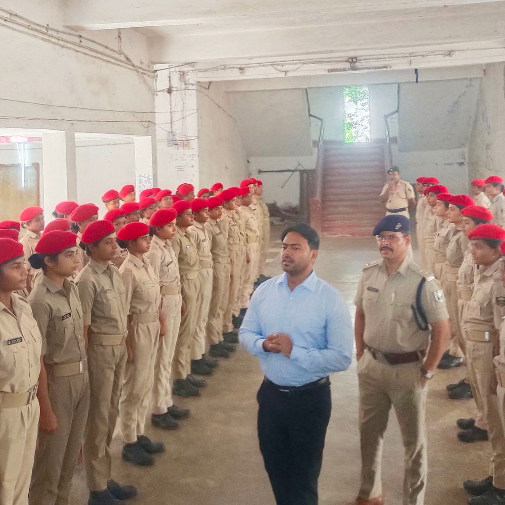 शेखपुरा में दुर्गा पूजा को लेकर फ्लैग मार्च:DM-SP हुए शामिल, शांति व्यवस्था बनाए रखने को प्रशासन सख्त