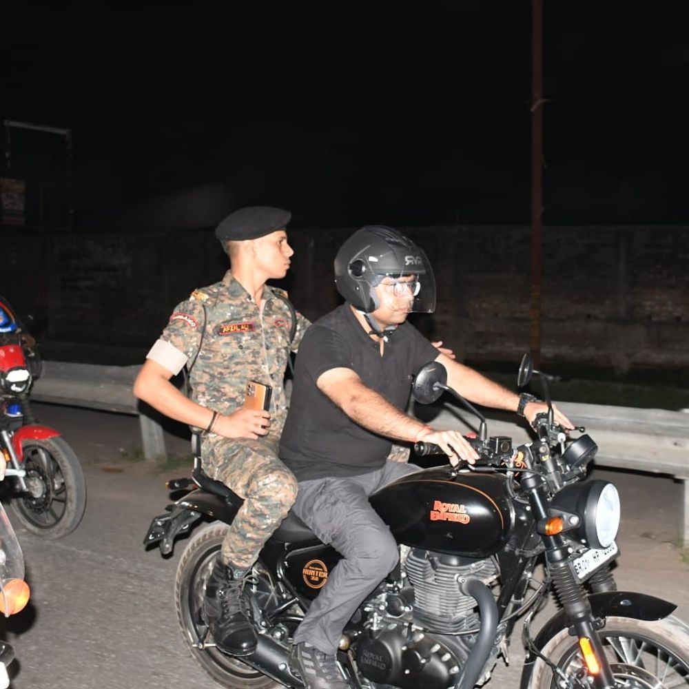 SP ने पूजा पंडालों का मोटरसाइकिल से किया निरीक्षण:बेतिया में सुरक्षा व्यवस्था का लिया जायजा, अधिकारियों को दिए निर्देश