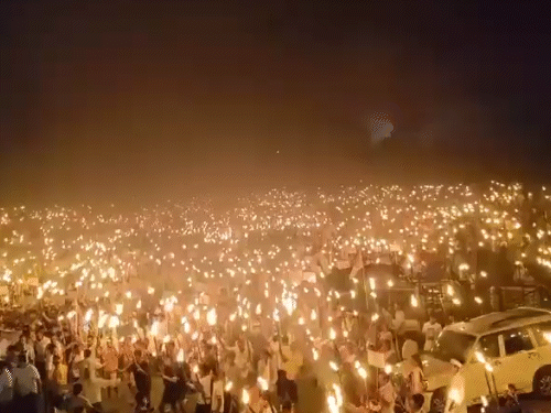 असम में मटक समेत 6 आदिवासी समुदाय सड़कों पर उतरे:राज्य की आबादी में इनकी हिस्सेदारी 12%; आंदोलन की कमान युवा संभाल रहे