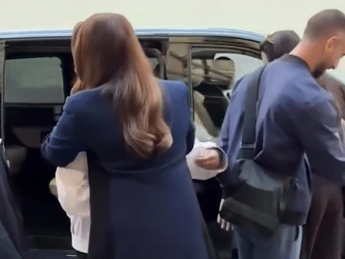 ऐश्वर्या राय को देख इमोशनल हुई फैन:एक्ट्रेस ने आंसू पोंछते हुए लगाया गले; पेरिस फैशन वीक के लिए आराध्या के साथ पहुंची हैं