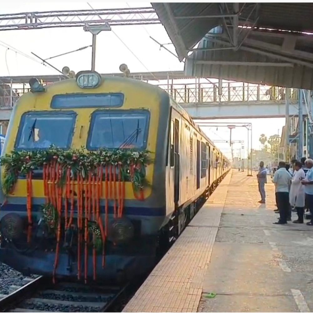 शेखपुरा-पटना रेल सेवा का 23 साल बाद उद्घाटन:नवादा-शेखपुरा-पटना डेमू फास्ट पैसेंजर ट्रेन शुरू, यात्रियों को मिली बड़ी राहत