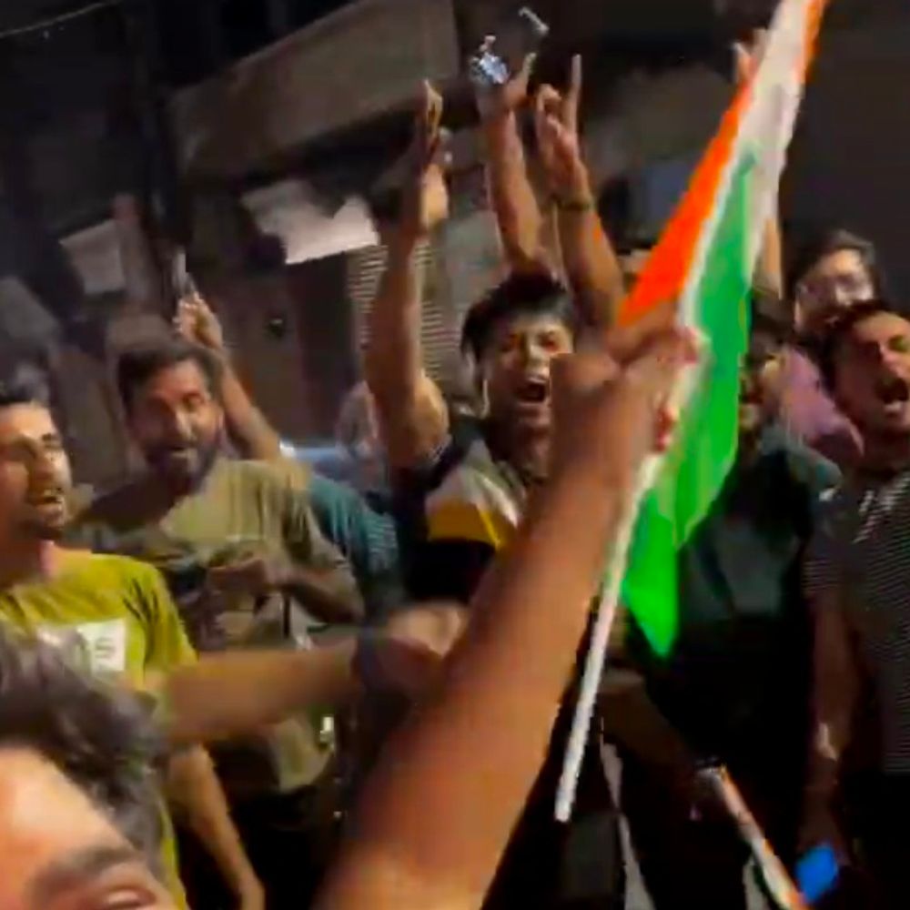 भारत ने एशिया कप में पाकिस्तान को हराया:युवाओं ने तिरंगा लहराकर मनाया जश्न, ढोल की थाप पर थिरके