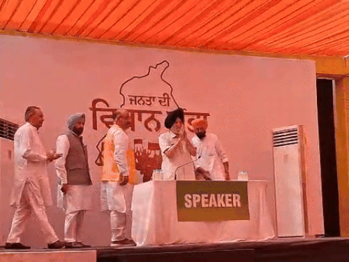 चंडीगढ़ में पंजाब BJP की 'जनता की विधानसभा':स्पीकर बने अटवाल बोले- बाढ़ के लिए AAP जिम्मेदार, चुग ने कहा- CBI जांच हो