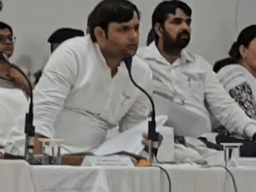 सोनीपत में मंत्री गौतम ने पटवारी को किया सस्पेंड:फर्जी रजिस्ट्री कर एक ही दिन में इंतकाल किया था, नायब तहसीलदार को लगाई फटकार