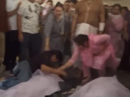 कोटा में बेटों के शवों से लिपटकर चीख पड़ी टीवी-एक्ट्रेस:बोली- आज कैसे बिना चश्मे के है, उठ जा, उठता क्यों नहीं है