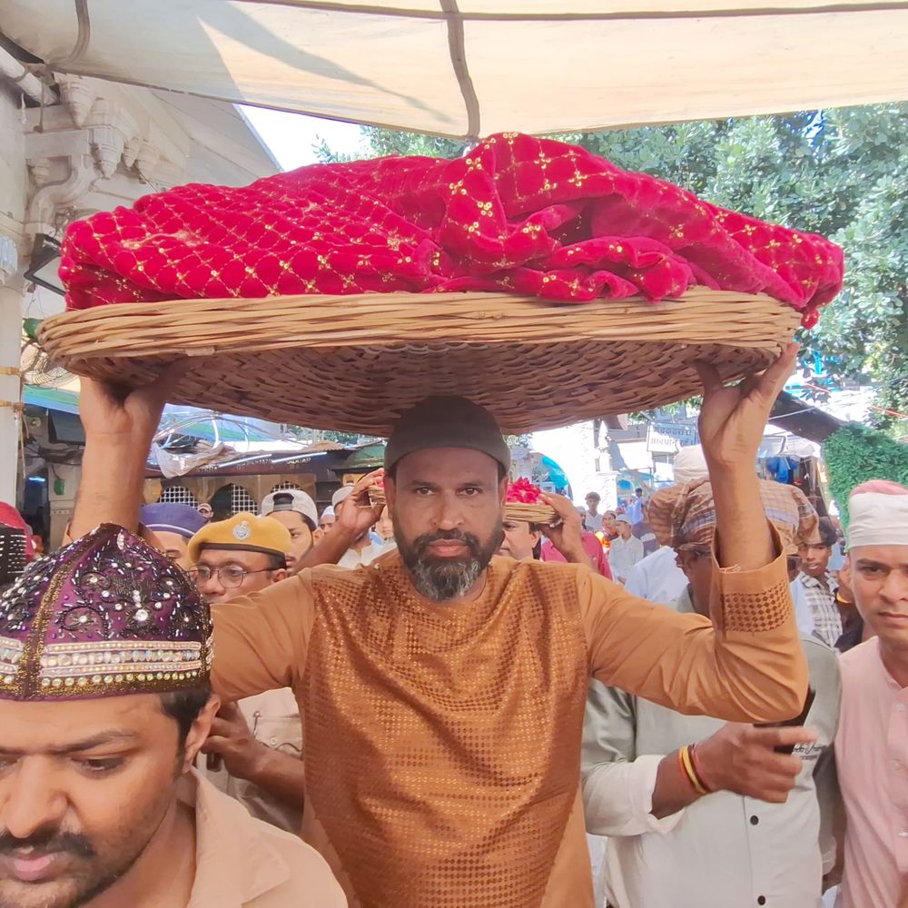 पूर्व क्रिकेटर यूसुफ पठान ने की जियारत:दरगाह में चढ़ाई चादर और फूल, प्रशंसकों की भीड़ उमड़ी, ली सेल्फी