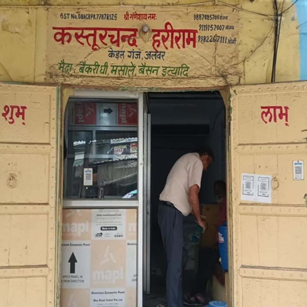 दुकान में तिजोरी से चांदी के सिक्के चोरी:दुकानदार ने दीपावली पूजन के लिए रखे थे; दो युवकों को पकड़ा