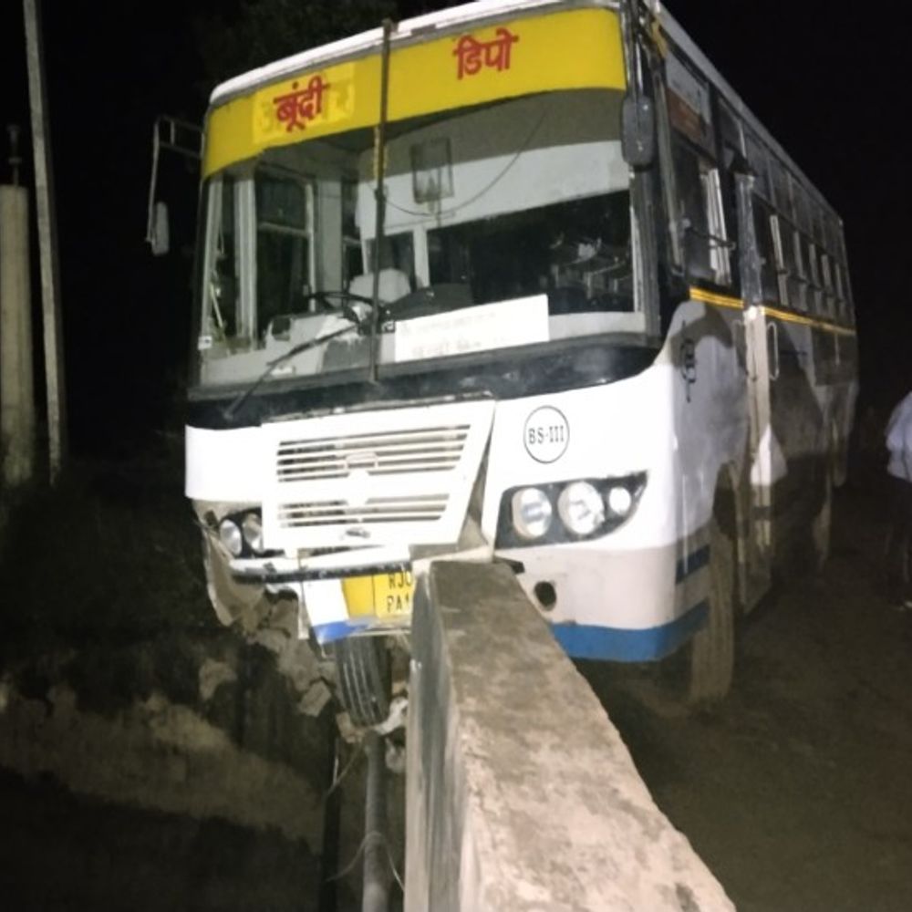 टोंक में रोडवेज बस बीसलपुर बांध की नहर में झूली:पुलिया का डिवाइडर तोड़ते हुए नहर में गिरते-गिरते बची, मची चीख-पुकार