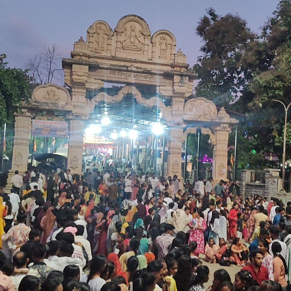 बांसवाड़ा में त्रिपुरा सुंदरी दर्शन को 1KM लंबी लाइन लगी:रात 1 बजे से पैदल पहुंचे भक्त, अष्टमी पर उमड़े श्रद्धालु