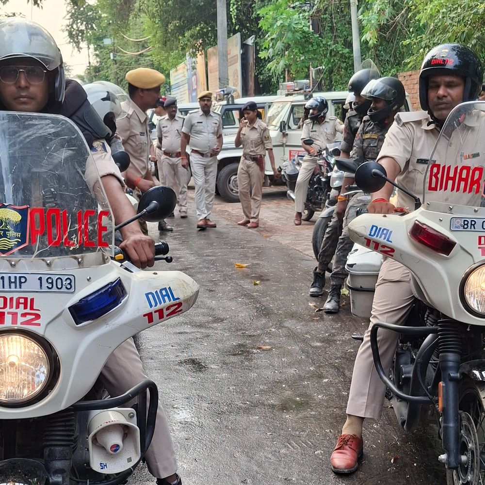 मुजफ्फरपुर में दुर्गापूजा को लेकर पुलिस का फ्लैग मार्च:शांति और सुरक्षा बनाए रखने का संदेश, सिटी एसपी बोले- आम लोग बेफिक्र होकर घूमे