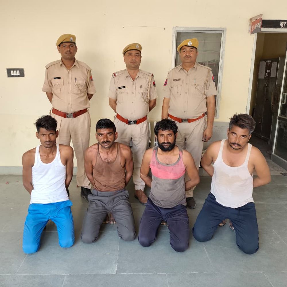 अवैध खनन कर बजरी भरते चार आरोपी गिरफ्तार एक लोडर के साथ छह ट्रैक्टर-ट्रॉली को किया जब्त