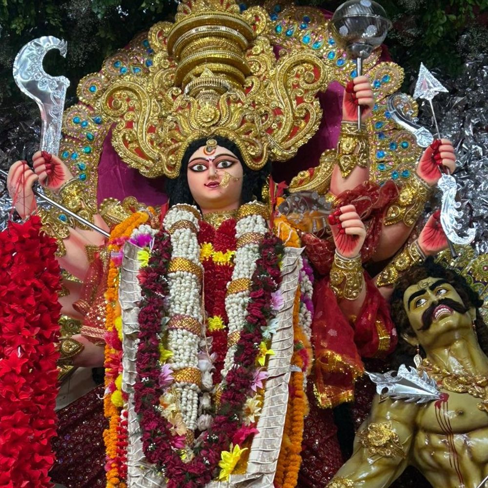 मधुबनी के गिलेशन बाजार में दुर्गा पूजा की धूम:विशेष आरती में उमड़े श्रद्धालु, माता की अराधना की