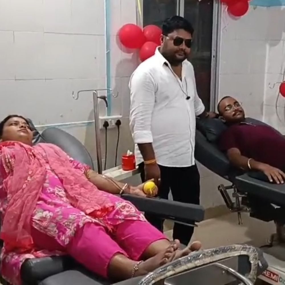 नवरात्र उपवास में मां-बेटे ने किया ब्लड डोनेट:कटिहार सदर अस्पताल में मरीज की बचाई जान, सामाजिक कार्यों में भी सक्रिय