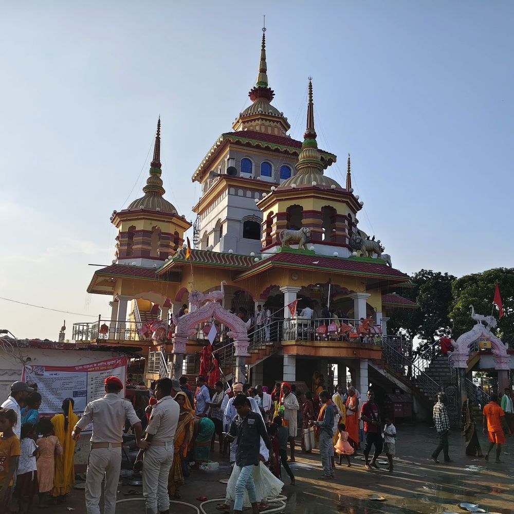 सहरसा के संत बाबा कारू खिरहर मंदिर में भीड़:दूध और भांग का प्रसाद चढ़ाते हैं भक्त, शारदीय नवरात्र पर पहुंचे 2 लाख श्रद्धालु
