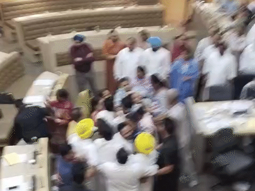 चंडीगढ़ निगम हाउस की मीटिंग में हंगामा:कांग्रेस-AAP पार्षदों ने एजेंडे के पर्चे फाड़कर फेंके; मेयर ने विदेश में मिला अवॉर्ड दिखाया