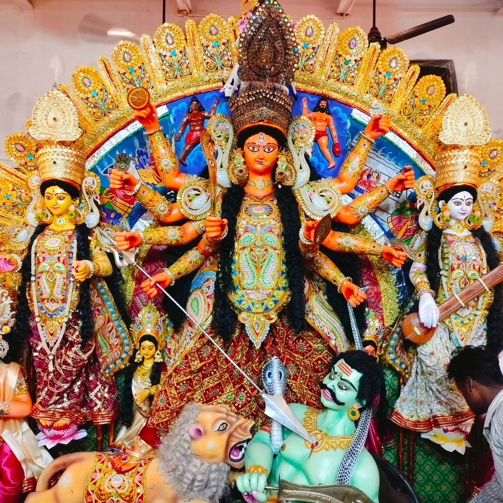 गिद्धौर दुर्गा मंदिर में अष्टमी पर मां पतसंडा की पूजा:छप्पन भोग और निशा पूजा से गूंजा माहौल, उमड़ी भक्तों की भीड़