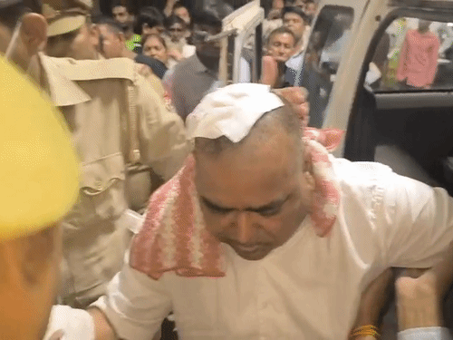 लखनऊ जेल में पूर्व मंत्री गायत्री प्रजापति पर जानलेवा हमला:सिर में 5 टांके लगे, एक हाथ में भी चोट; विधायक पत्नी रोते हुए ट्रॉमा सेंटर पहुंचीं