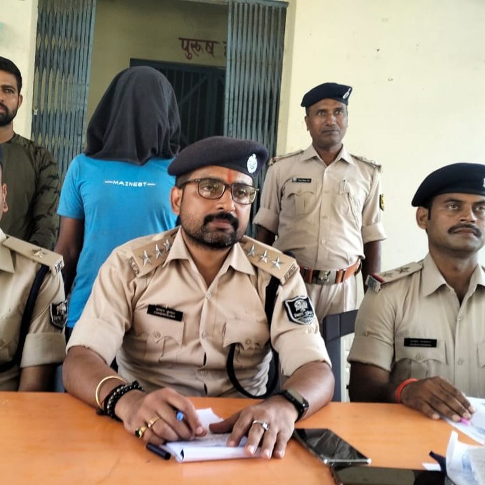 जमीन बेचने से इनकार पर मां की कुल्हाड़ी से हत्या:आरोपी बेटा बोला- मुझे बीमारी है, इलाज के लिए 2 लाख कर्ज ले चुका हूं