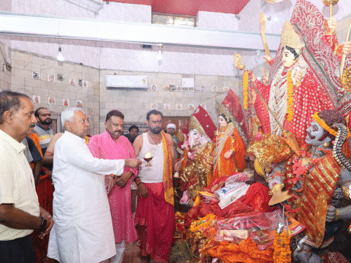 शारदीय नवरात्र के 8वें दिन महागौरी की पूजा:पटना में सीएम नीतीश ने माता के किए दर्शन, केंद्रीय मंत्री चिराग ने की कन्या पूजन