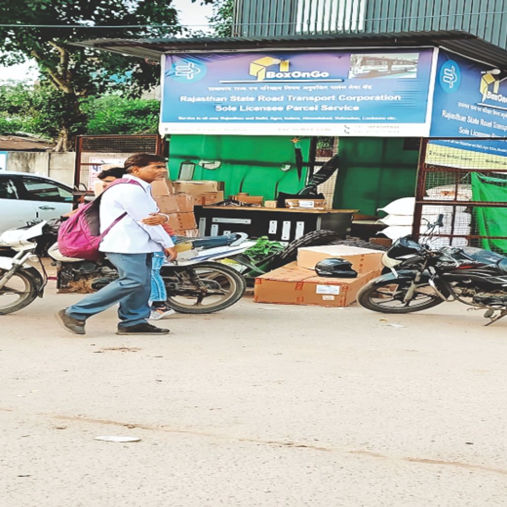 बस स्टैंड पर हंगामा:नशे में धुत्त पार्सल कर्मचारी ने यात्री से की गाली-गलौज, सामान भी फेंका