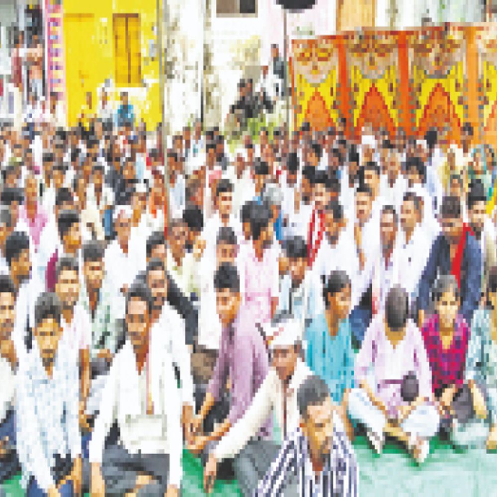 दोवड़ा थाने का मामला:थाने में आरोपी से मारपीट का आरोप, लोगों का कलेक्ट्रेट पर धरना, पुलिस वाहन पर पथराव