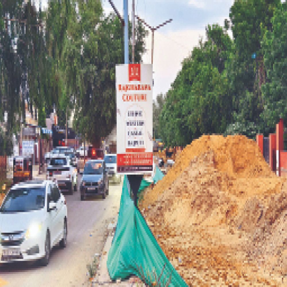 अमृत-2 प्रोजेक्ट:दीनदयाल सर्किल से एसबीआई तक ट्रेंचलेस विधि से बनाना था सीवर, पूरी सड़क खोद दी