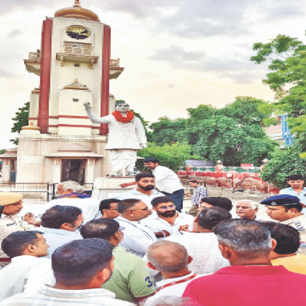 स्टेशन रेनोवेशन में मूर्ति शिफ्टिंग की कोशिश:हटाई जा रही थी व्यास की प्रतिमा, विरोध पर रोका