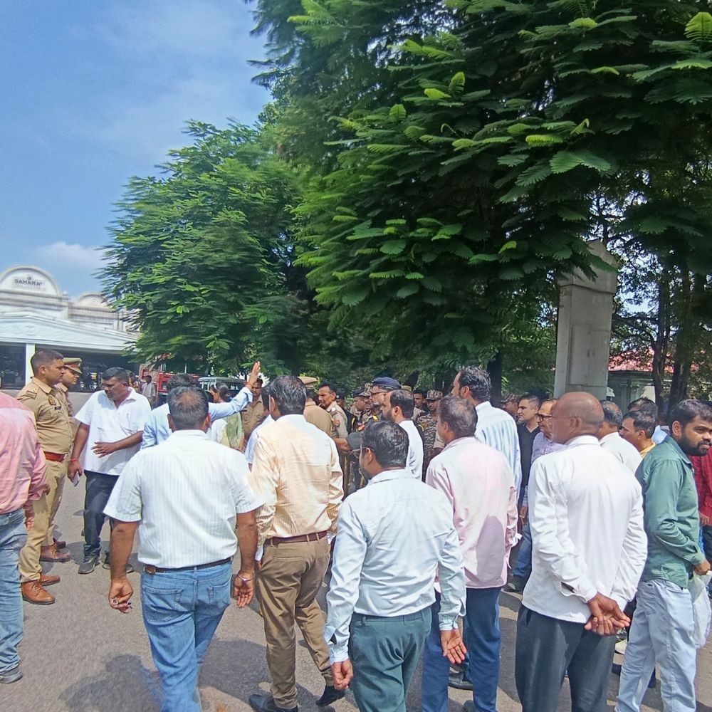 लखनऊ में सहारा शहर की सीलिंग टली:4 दिन का समय लेकर लौटे अधिकारी, भारी पुलिस बल भी रहा मौजूद