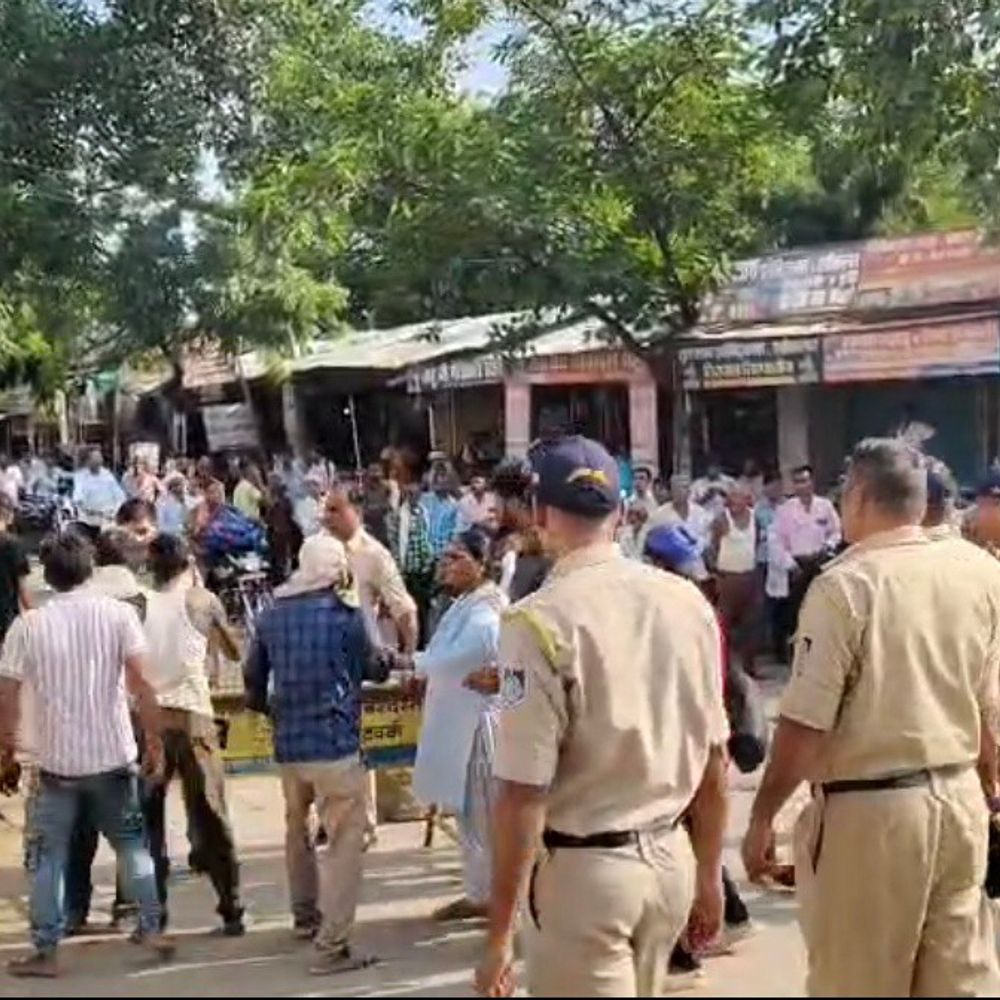 मैहर में जमीनी विवाद के चलते युवक ने की आत्महत्या:मुस्लिम पक्ष की धमकी से परेशान था, परिजनों ने सड़क पर शव रख किया प्रदर्शन