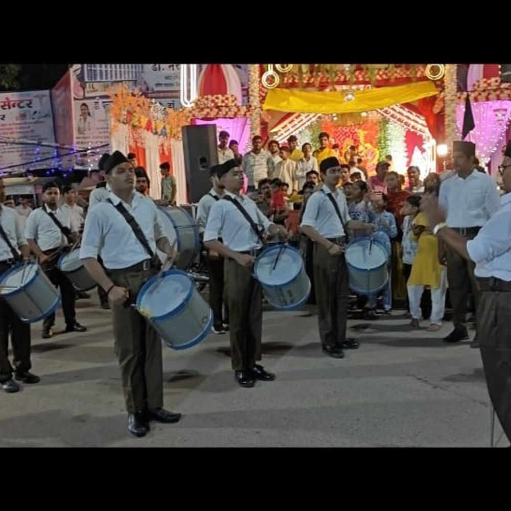 महोबा में RSS ने शताब्दी वर्ष का किया शुभारंभ:स्वयंसेवकों ने मां चंद्रिका मंदिर पर घोष वादन