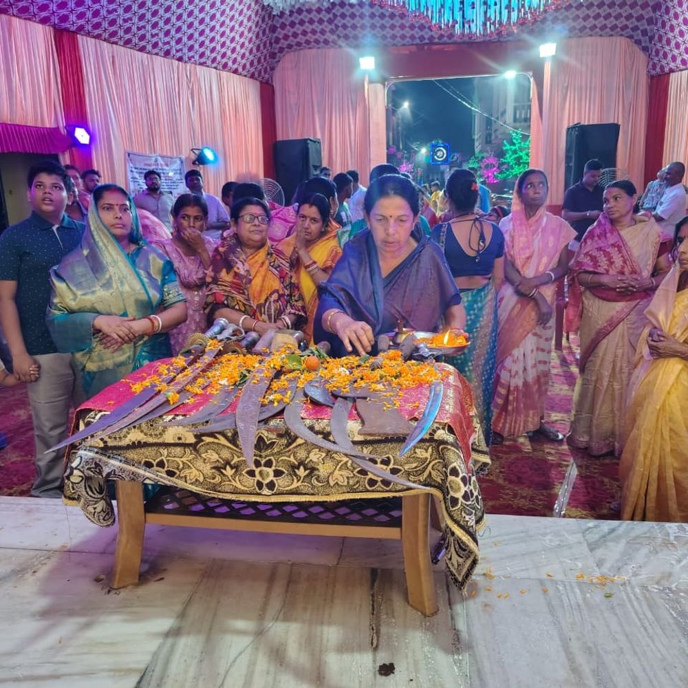 बड़ी संख्या में महिलाओं ने किया शस्त्र पूजन:  पाकुड़ में भारतीय संस्कृति की रक्षा का लिया संकल्प – Pakur News