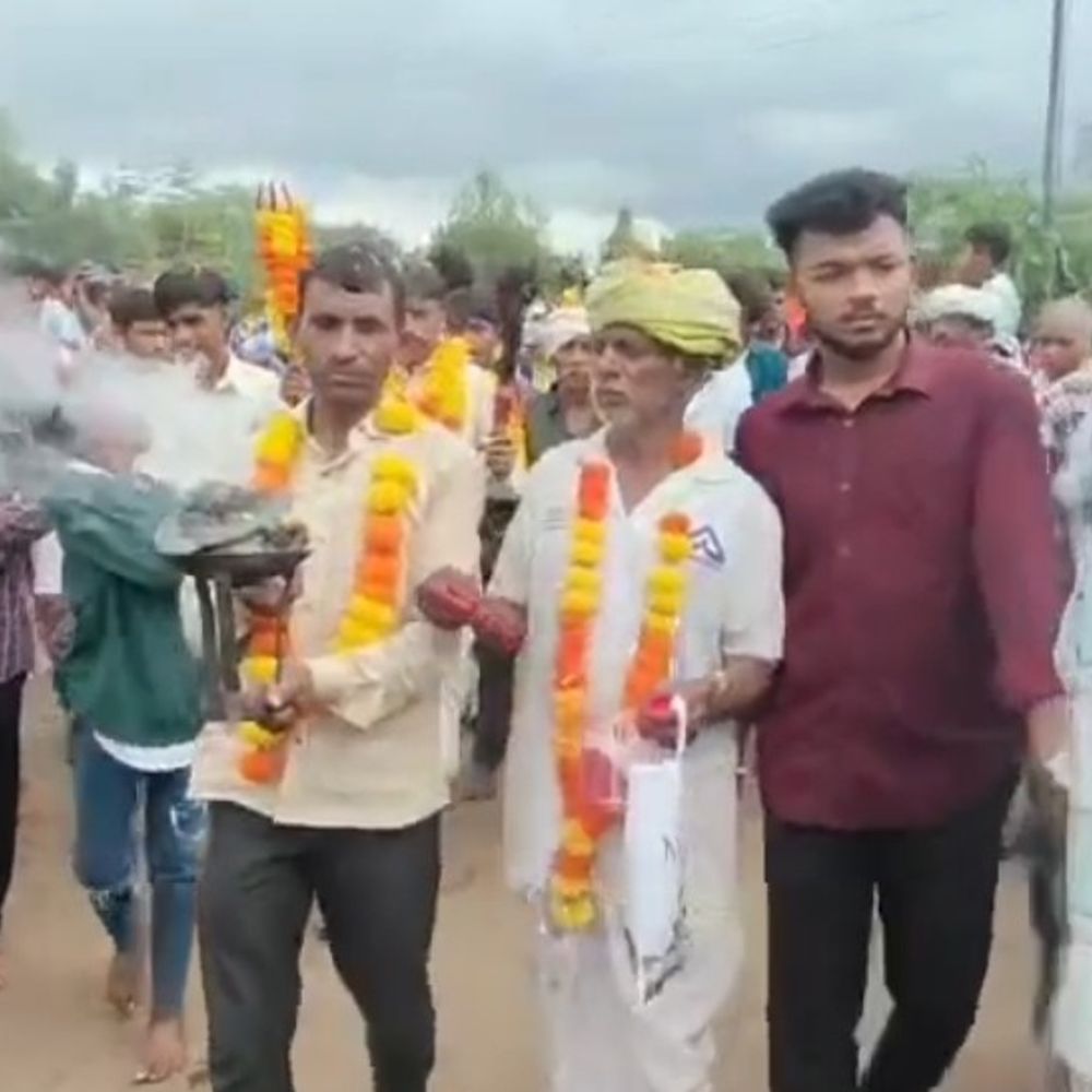 श्रद्धालुओं के शरीर में आए भेरूजी व माताजी के 'अंश':झाबुआ के बोरडी गांव में नवरात्र पर दिखा अनूठा नजारा