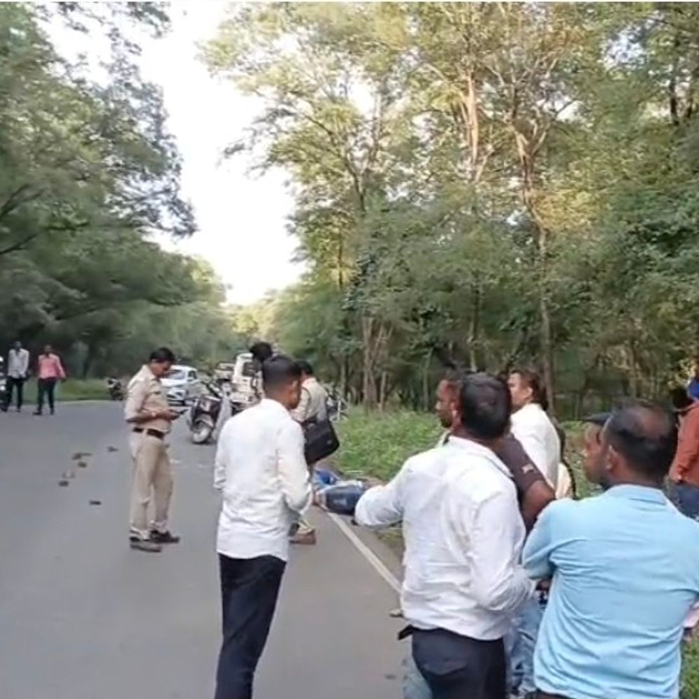 बाइक सवार दंपत्ती को ट्रक ने पीछे से मारी टक्कर:युवक की मौके पर ही मौत, पत्नी की हालत गंभीर