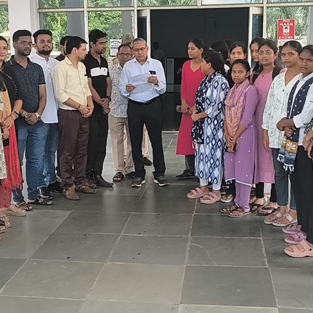 सरकारी नर्सिंग कॉलेजों में सीटें घटने से छात्राओं का प्रदर्शन:22 में से सिर्फ 8 कॉलेज चॉइस फिलिंग में, सीटें बढ़ाने की मांग