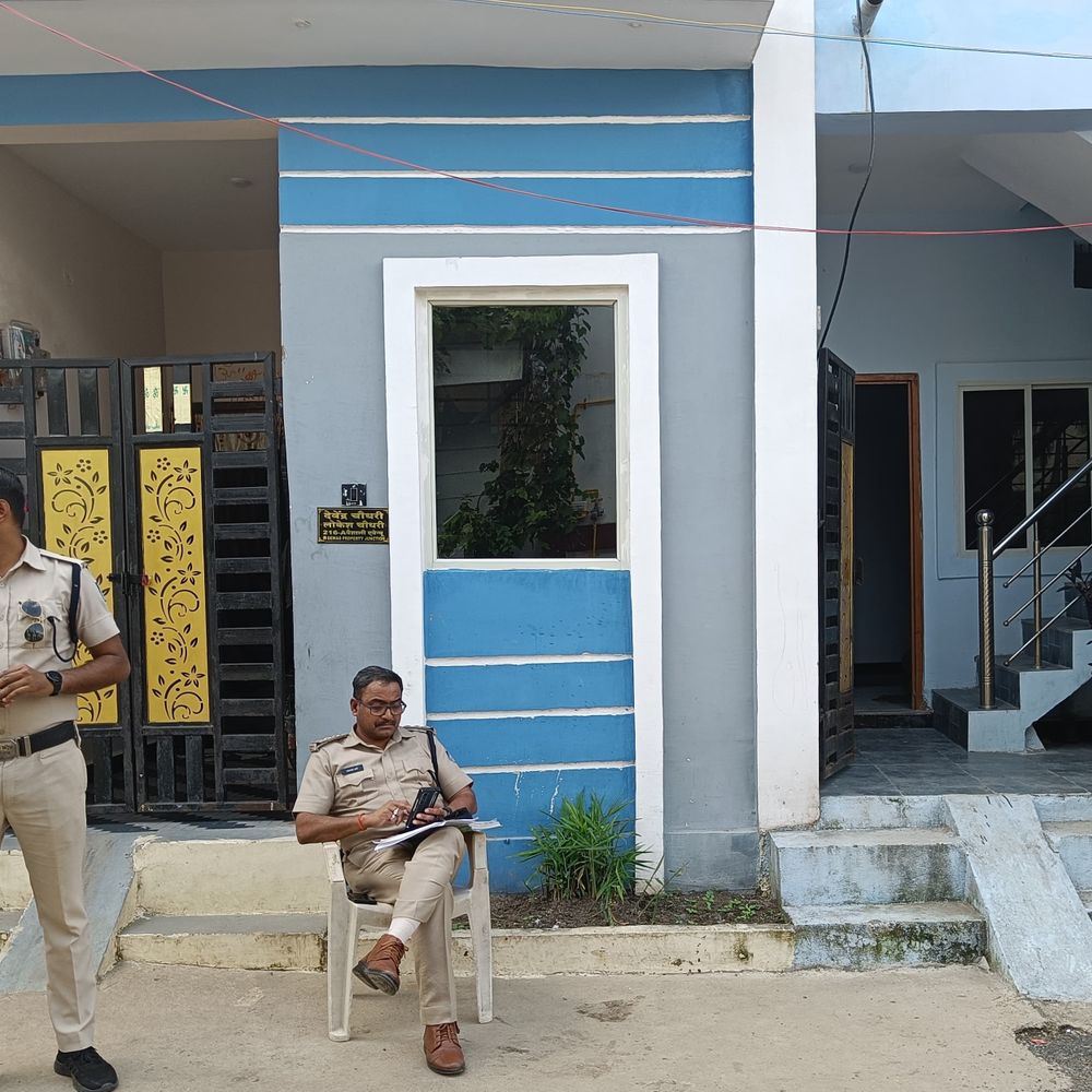देवास के घर में महिला का शव मिला:बदबू आने पर लोगों ने पुलिस बुलाई; दो दिन पुरानी बॉडी की पहचान नहीं, हत्या की आशंका