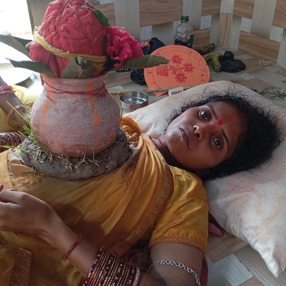 सरकारी दूल्हा मिला, तो सीने पर कलश रखकर की पूजा:युवती बोली- तीन साल तक मां दुर्गा की पूजा की थी, इच्छा पूरी हुई तो ऐसे अनुष्ठान किया