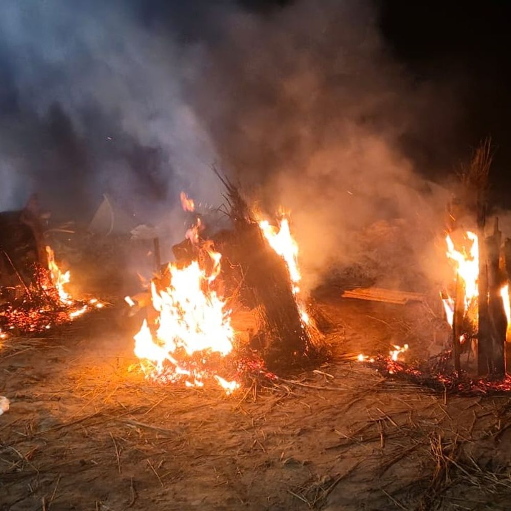 सरयू घाट पर एक साथ तीन शवों का अंतिम संस्कार:हर आंख हुई नम, नदी में डूबने से हुई थी मौत, कलश भरने गए थे