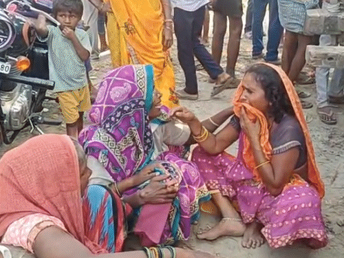 पिता ने 2 बेटियों को मारकर पत्नी संग आग लगाई:गांव के दो लड़कों की भी हत्या की; बहराइच में घर से मिलीं 6 लाशें