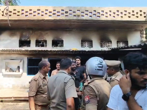 पिता ने 2 बेटियों और पत्नी संग आग लगाई:गांव के दो लड़कों की भी हत्या की; बहराइच में घर से मिलीं 6 लाशें